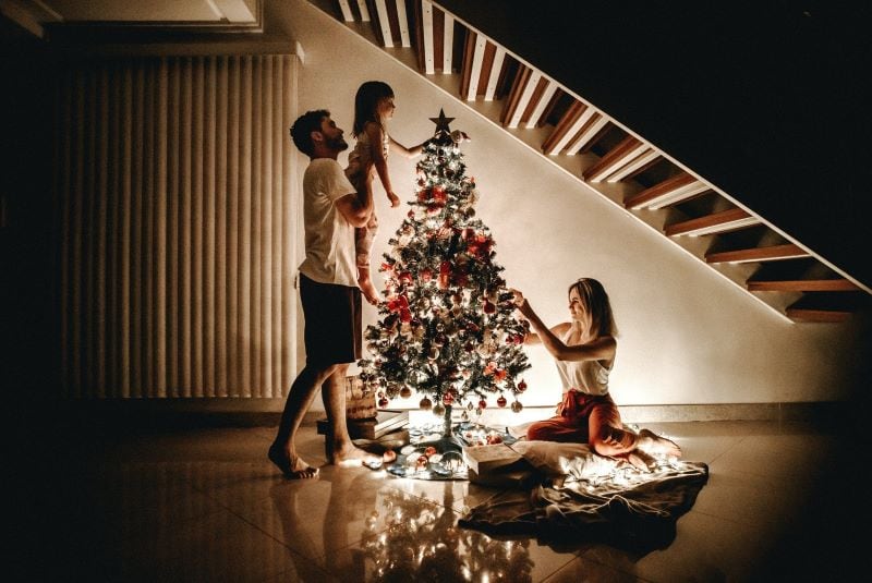 Deck the Halls in Style – Tips and Tricks for Choosing the Right Artificial Christmas Wreaths and Garlands for Your Home