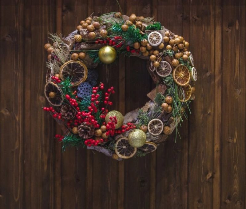 Deck the Halls with Stunning Artificial Christmas Garlands: Top Picks and Styling Tips